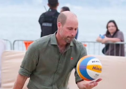 Príncipe William curte pontos turísticos do Rio e joga futevôlei; fotos
