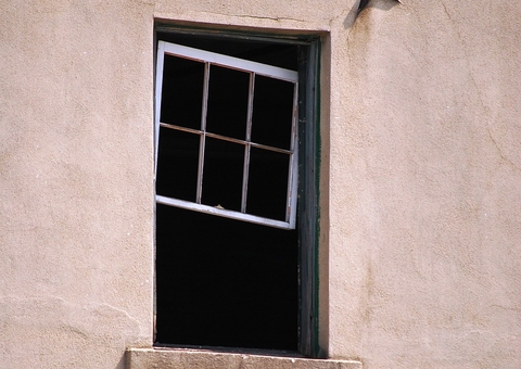 Homem é preso pela segunda vez, em 24 horas, por perseguir filha e esposa