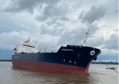 Navio erra caminho e tomba em parte rasa do Rio Amazonas