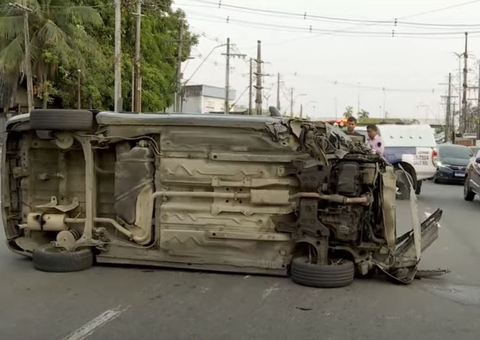 Acidente entre carros deixa idosa ferida e homem preso às ferragens em Manaus