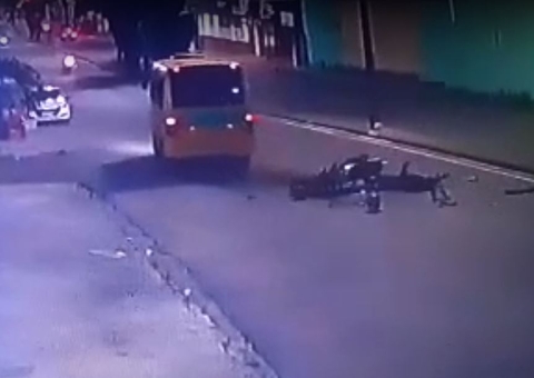 Vídeo: Micro-ônibus na contramão atropela homem e despedaça motocicleta em Manaus