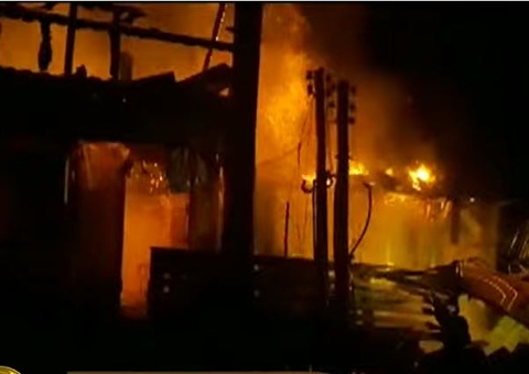 Vídeos mostram força-tarefa montada por moradores para conter incêndio em Anamã