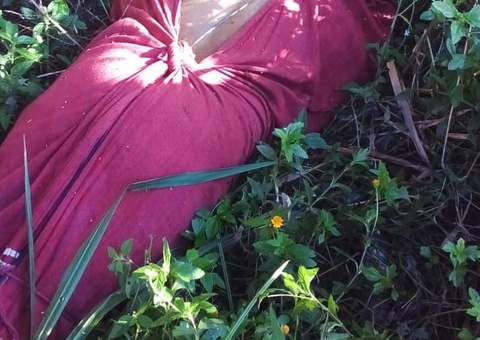 Corpo enrolado em lençol é achado em área de mata em Manaus