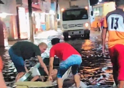 Jovem tem parte do corpo paralisada ao ser atingido por peixe-elétrico em rua alagada