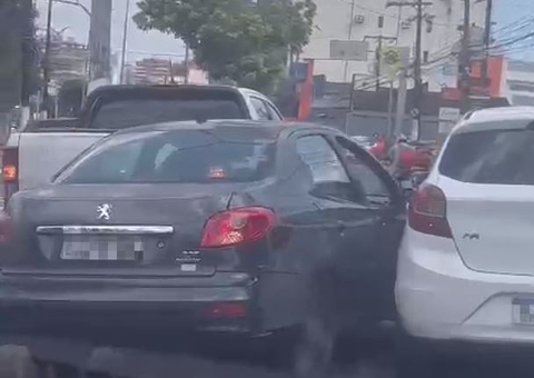 Acidente entre três carros trava trânsito e deixa av. André Araújo caótica 