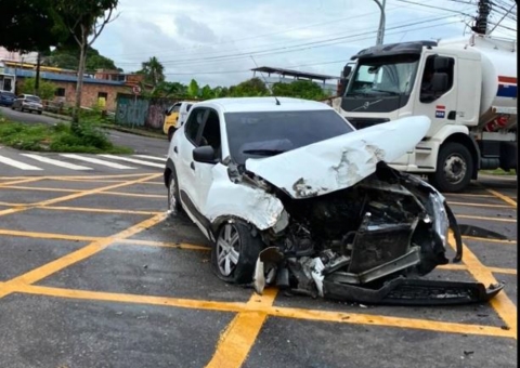Acidente: Carro fica despedaçado durante colisão violenta em Manaus