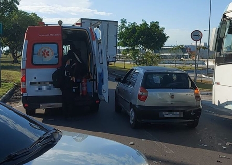 Vigilante fica ferido em acidente entre carro e moto em Manaus 