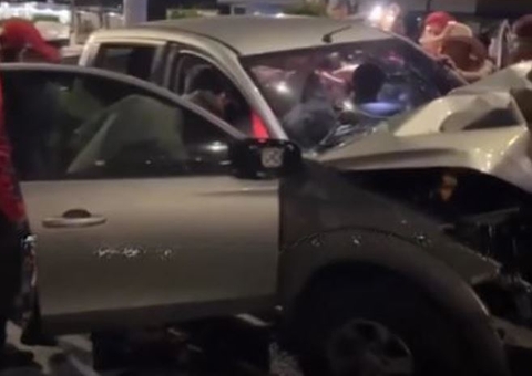 Motorista fica preso às ferragens de carro após acidente violento com passarela em Manaus