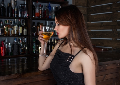 Jovem usa vinho de R$ 14 mil que o pai guardou por 17 anos para fazer drink