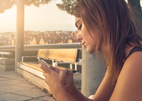 Saiba o que é a síndrome do pescoço tecnológico e como evitar