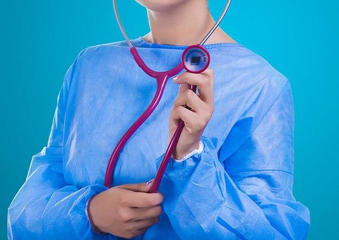 Médica xinga paciente com infecção urinária em rede social e é detonada 