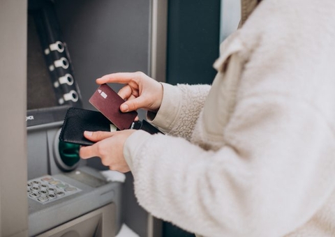 Banco deve indenizar cliente por falha no cartão de crédito