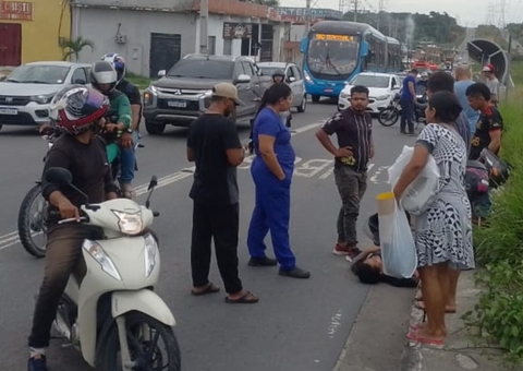 Motociclista tenta desviar de cachorro e sofre acidente em Manaus; vídeo