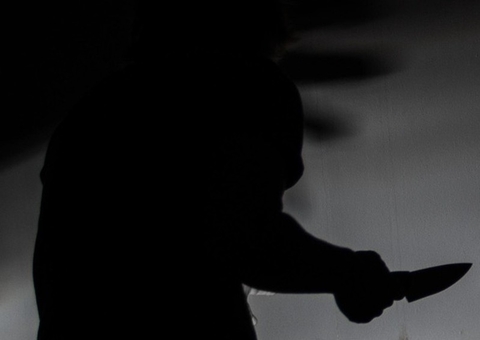 Homem invade casa, ataca e ameaça ex-mulher com faca no Japiim