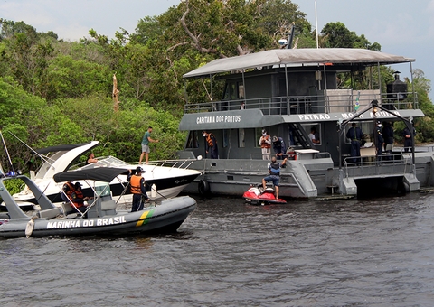 Fiscalização da Marinha notifica 96 embarcações e lacra 11 flutuantes em Manaus