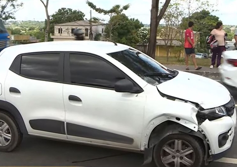 Criança é arremessada ao ser atingida por carro em acidente na Avenida das Torres