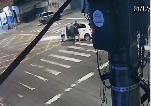 Veja momento em que Paulo Onça é espancado por motorista após acidente na Praça 14