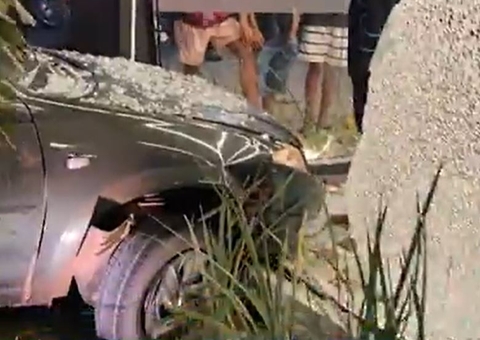 Carro invade concessionária após motorista sofrer surto psicótico em Itacoatiara