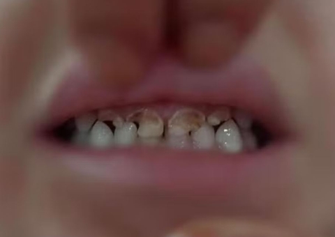 Menina de 3 anos conta durante aula que é estuprada por pai e avô