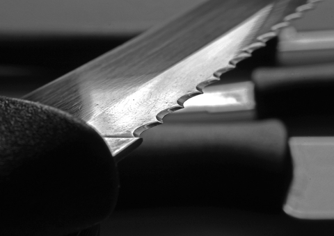 Embriagado, marido ameaça esfaquear esposa dentro de casa no São José