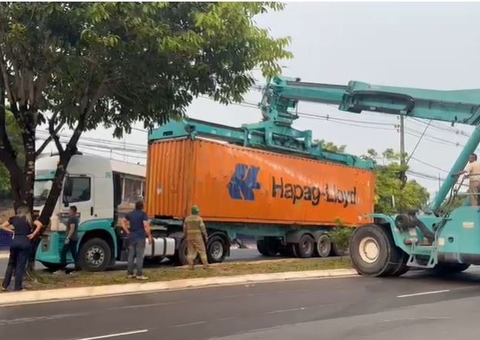 Contêiner despenca de carreta e deixa trânsito caótico em avenida de Manaus