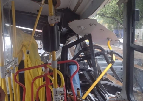 Cobradora ferida em acidente com ônibus em Manaus está na UTI