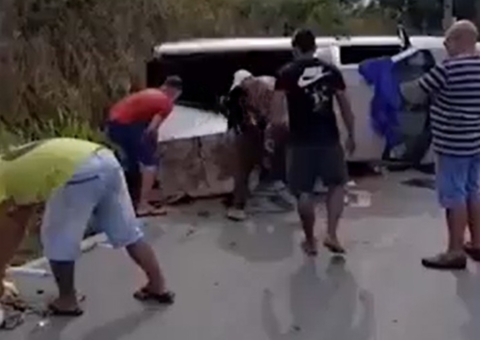 Casal fica ferido após carro capotar na rodovia AM-010