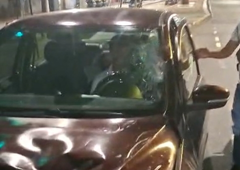 Vídeo mostra momento em que motociclista é atropelado por carro na contramão no Centro