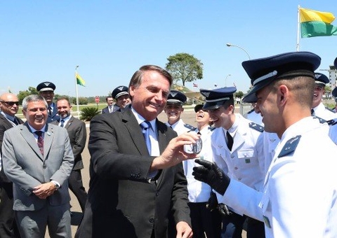Bolsonaro volta a defender cloroquina e associar vacina contra covid à doenças 