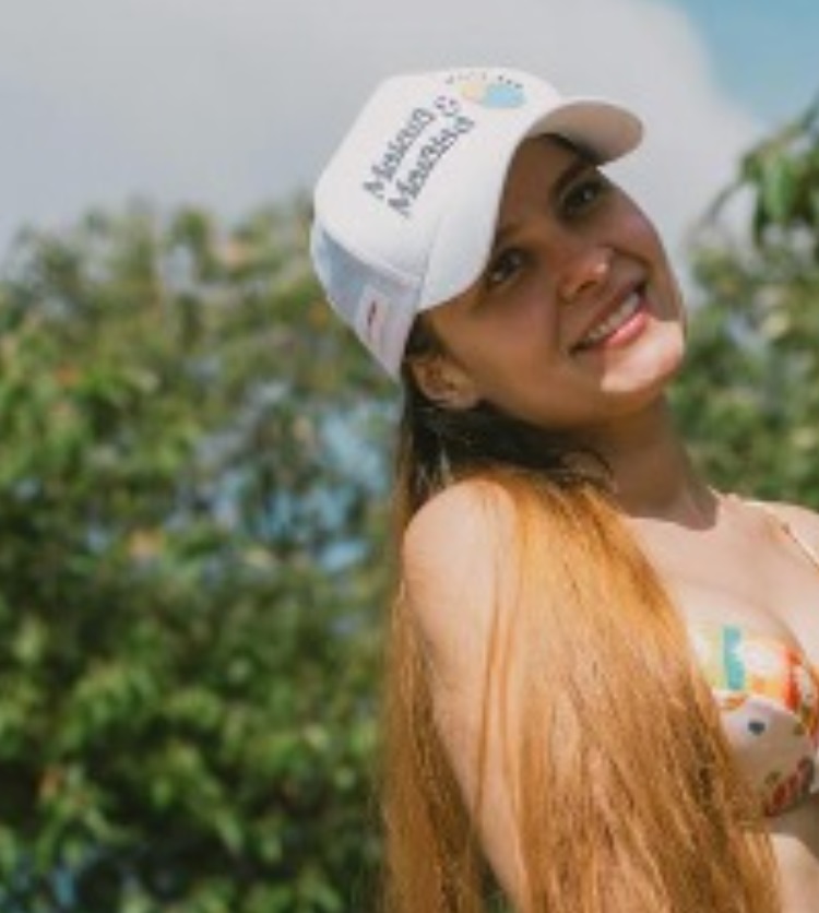 Maiara mostra barriga chapada de biquíni após perder mais de 20 kg