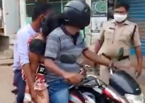 Corpo de vítima de Covid-19 é levado em moto por falta de carro funerário