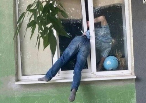 Homem tenta invadir casa da ex-namorada e fica preso em janela