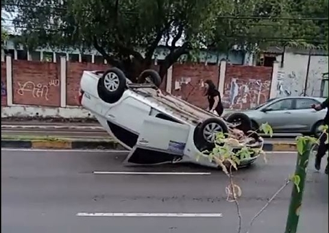 Carro capota na Av. Djalma Batista após motorista tentar evitar atropelamento