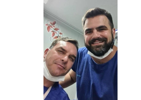 Flávio Bolsonaro diz que ombro saiu do lugar e vídeo do acidente é falso