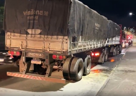 Rodas de carreta pegam fogo em avenida e motorista se desespera em Manaus