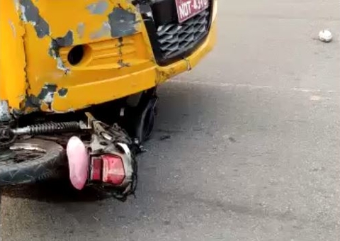 Motociclista fica gravemente ferido ao ser atropelado por Amarelinho em Manaus