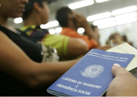 Desemprego cai 1,6% ponto percentual, segundo pesquisa do IBGE