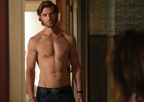 SexLife: Nu frontal de ator bem dotado faz sucesso em série da Netflix 