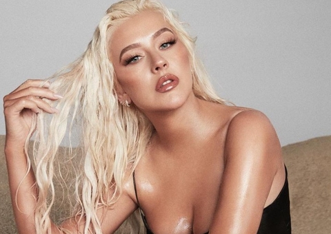 Aos 40, Christina Aguilera ‘para’ a internet com fotos de topless 