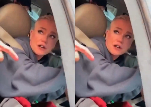 Xuxa leva cuspe no rosto ao atender fãs na saída de show; vídeo