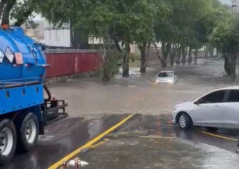 CENAD alerta para risco de enxurradas durante chuva torrencial em Manaus