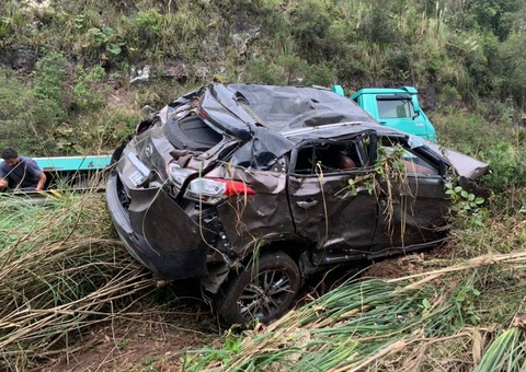 Médica passa mais de um dia em ribanceira após sofrer acidente em estrada