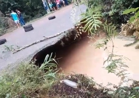 Cratera engole trecho de estrada e deixa moradores do Jandira isolados em Iranduba
