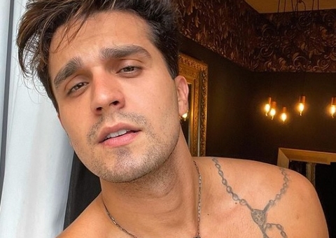 Com anel de compromisso, Luan Santana revela: ‘namorando’