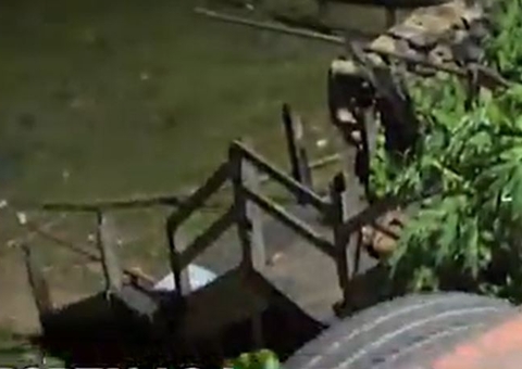 Grupo espanca e joga homem de escadaria após furto de corda em Itacoatiara