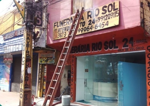 Bombeiros são acionados para conter incêndio em funerária de Manaus