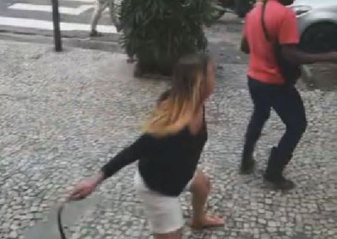Ex-jogadora de vôlei usa coleira de cachorro para agredir entregadores; vídeo