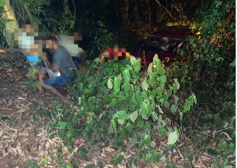 Carro com casal e crianças cai em ribanceira em avenida de Manaus