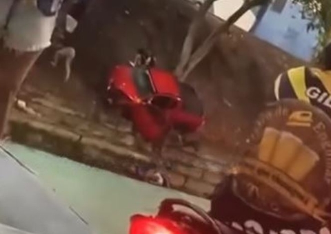 Carro vai parar dentro de igarapé durante acidente em Manaus