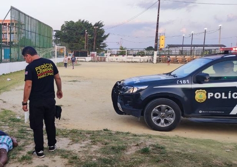 Homem é achado morto dentro de campo de futebol em Manaus 